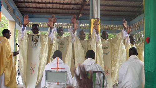Eglise famille du Burkina : Le Diocèse de Koupéla a cinq nouveaux prêtres
