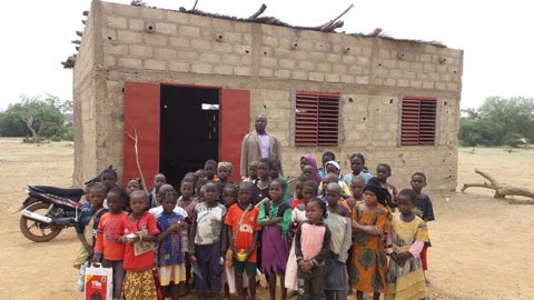 Ecole primaire de Labretenga : Un don de un million et démi de francs CFA pour normaliser la salle de classe de fortune